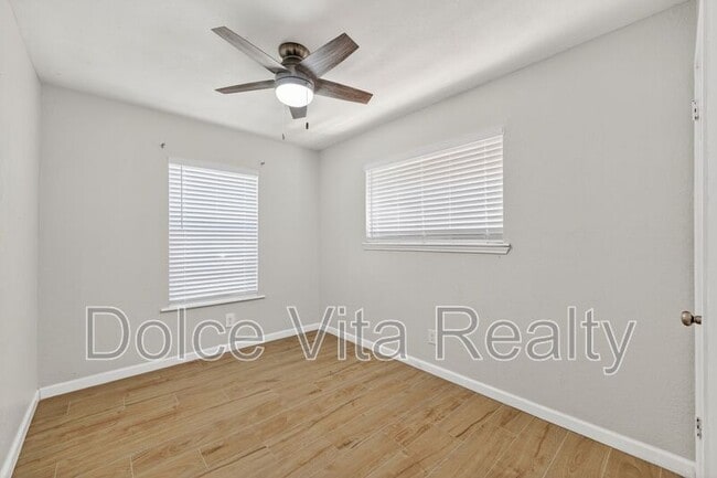 Photo - 2113 Gull Ave