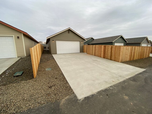 Photo - Newer Home for Lease! 3br 3ba - FIRST MONT...