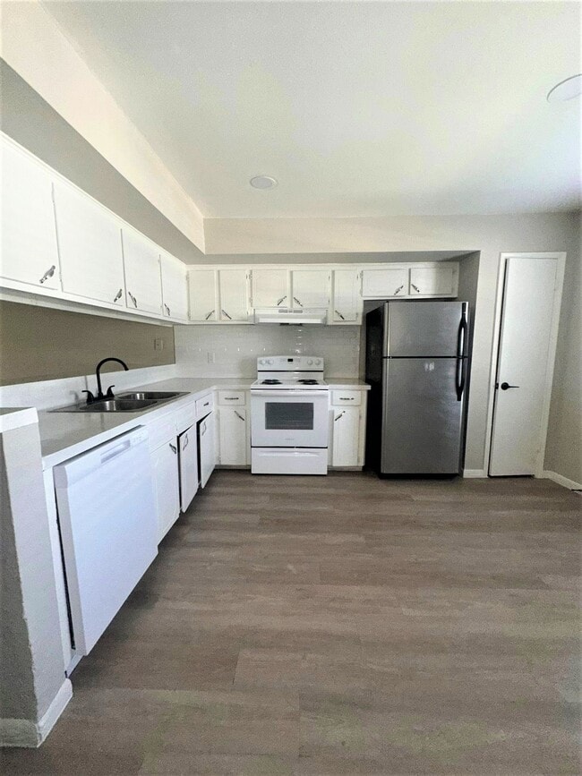 Photo - Hollyvale Apartments