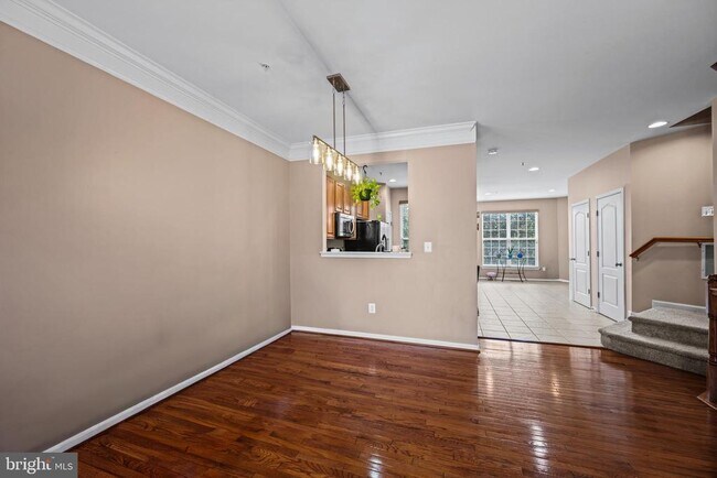 Photo - 735 Parev Way