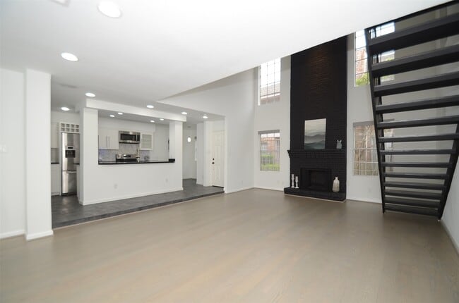 Building Photo - 5524 Beverly Hill St Unit 2