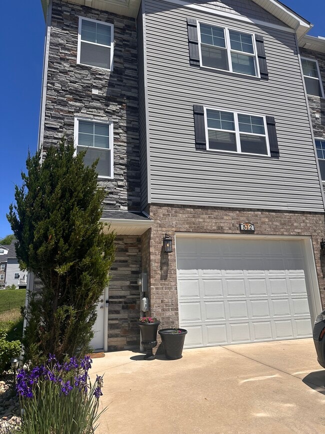 Photo - 512 Solomon Rd Townhome
