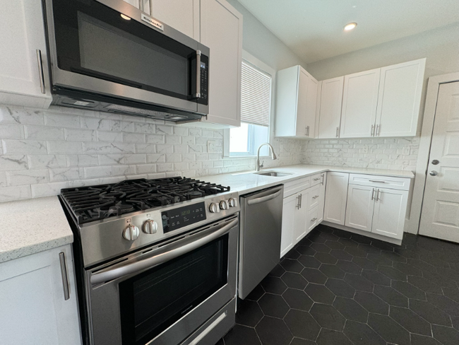 Building Photo - 301 Hancock St Rental