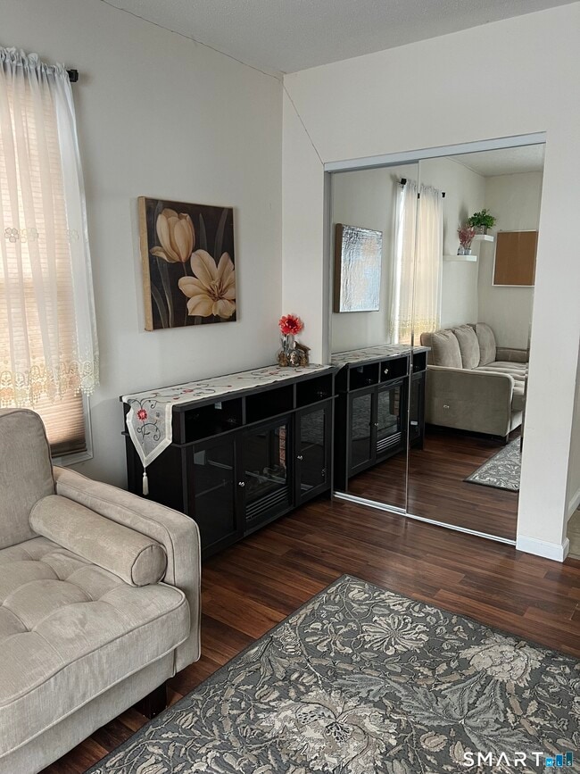 Photo - 569 Burritt St