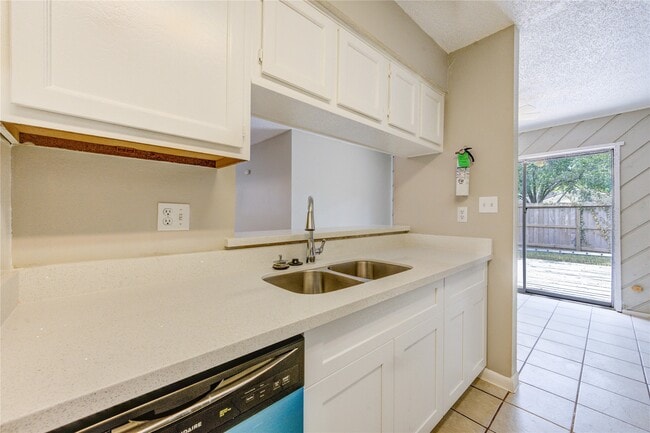 Photo - 212 Quaker Dr