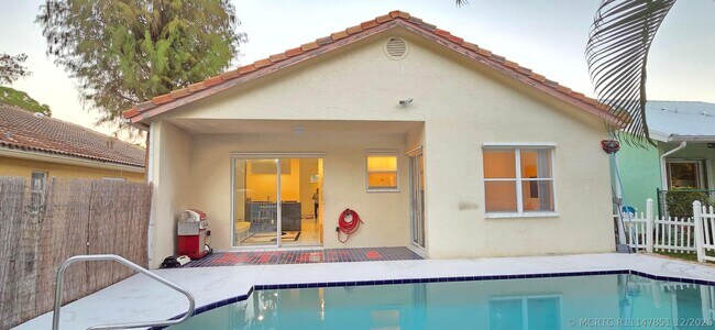 Photo - 661 Lake Wellington Dr