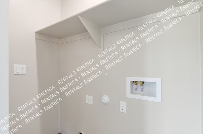 Photo - 820 E 35th St