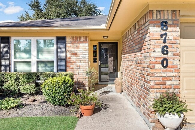 Photo - 6760 Gladys Ave