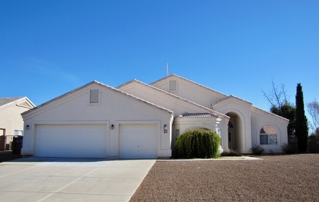 Building Photo - 3BR/2BA, 3-car garage, 1854 sq.ft. home in Remington Park, Sierra Vista, AZ