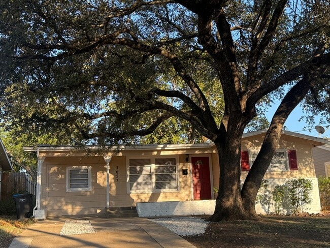 Building Photo - 2 bedroom 2 bathroom house 76116