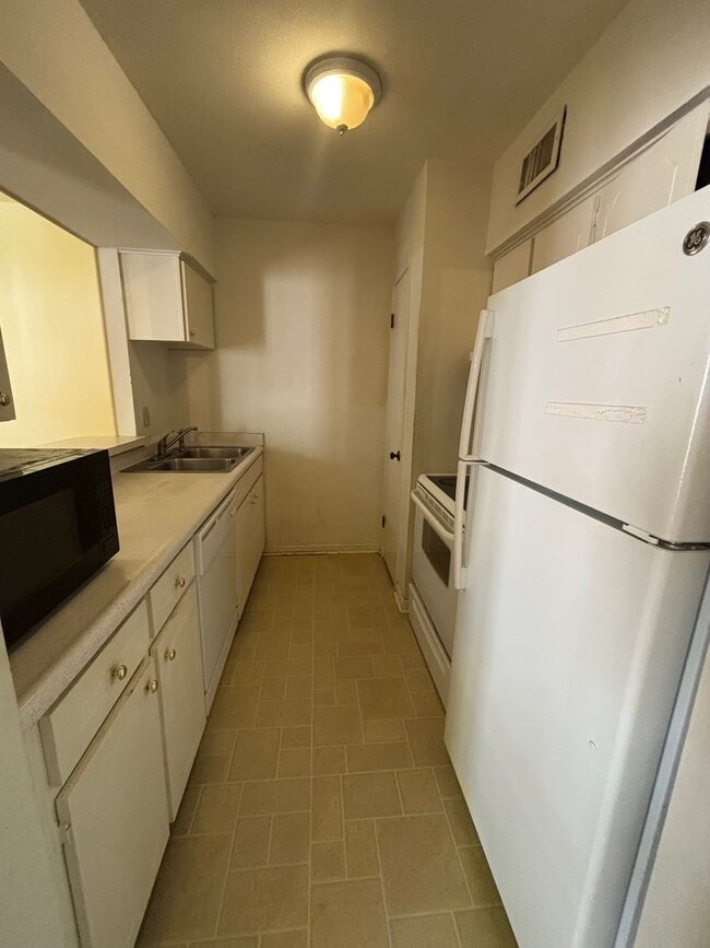 Photo - Fairfield Oaks 1 Bedroom Condo in South Highland - Water Included