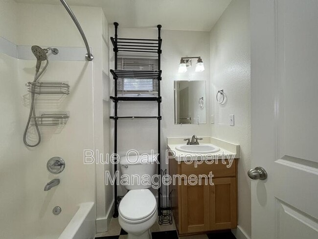 Photo - 568 E 4th St