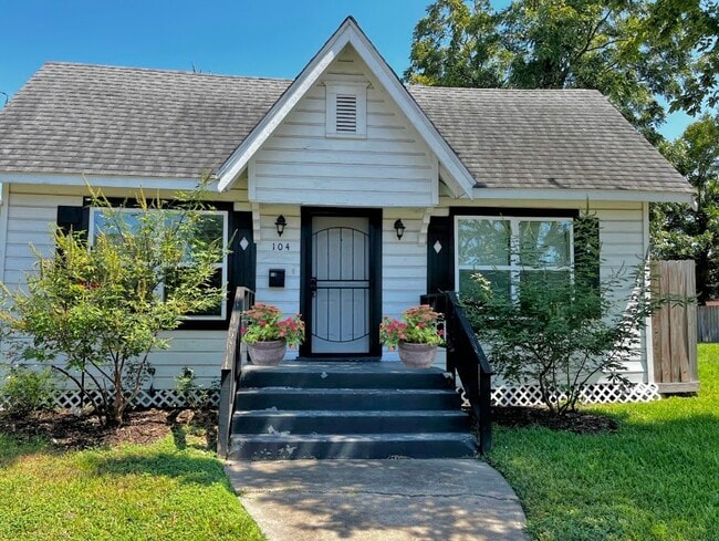 Photo - 104 N Eastwood St