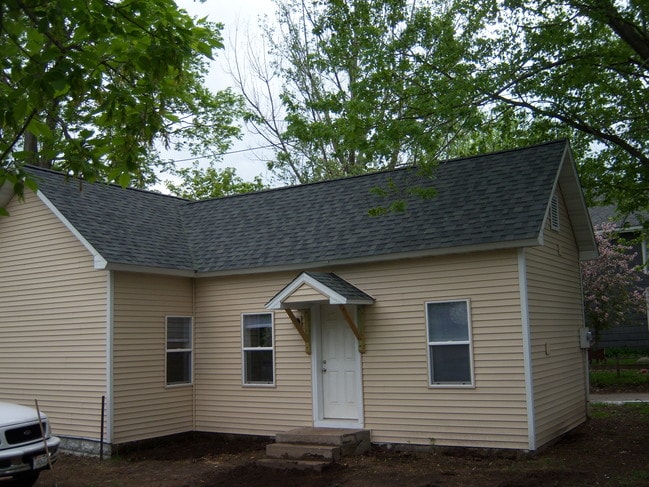 Photo - 110 Niagara St
