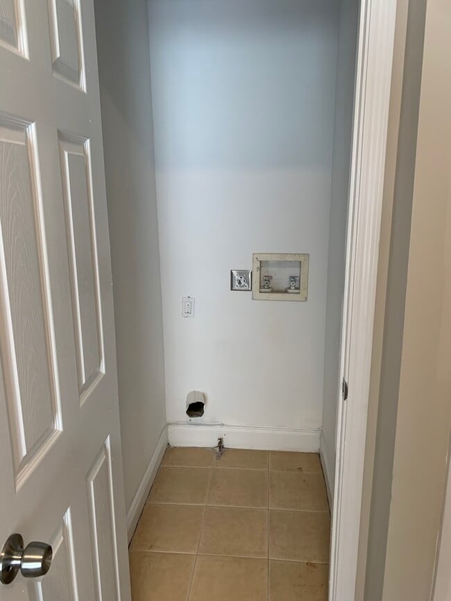 Photo - 668 Smith St SW