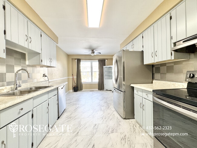 Photo - Spacious Corner-Unit Semi-Detached Home with 4 Bedrooms & Parking in Pickering Unit 1