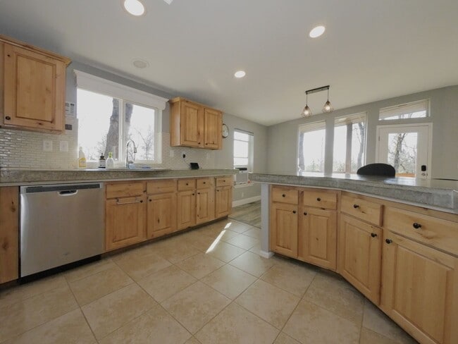 Photo - 916 Simpson Rd