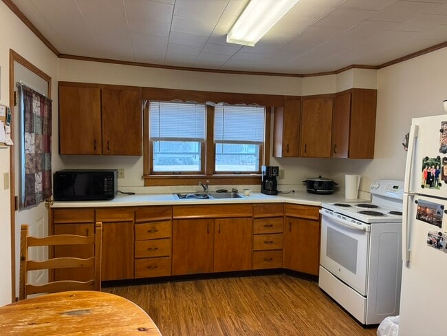 Kitchen - 405 S Chestnut St Unit Downstairs