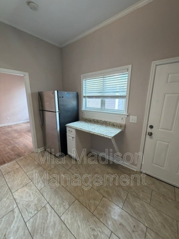 Photo - 305 W 39th St