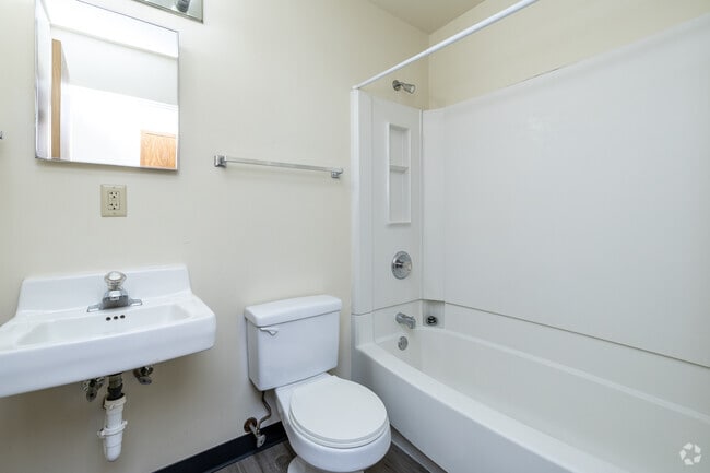 2BR, 1BA - 985SF - Bathroom