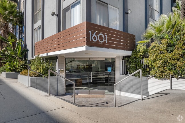 Building Photo - Park Plaza Apartments