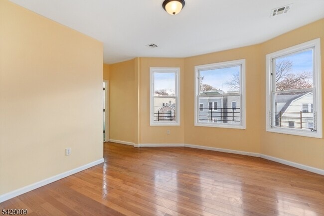 Building Photo - 87 Columbia Ave Unit 3