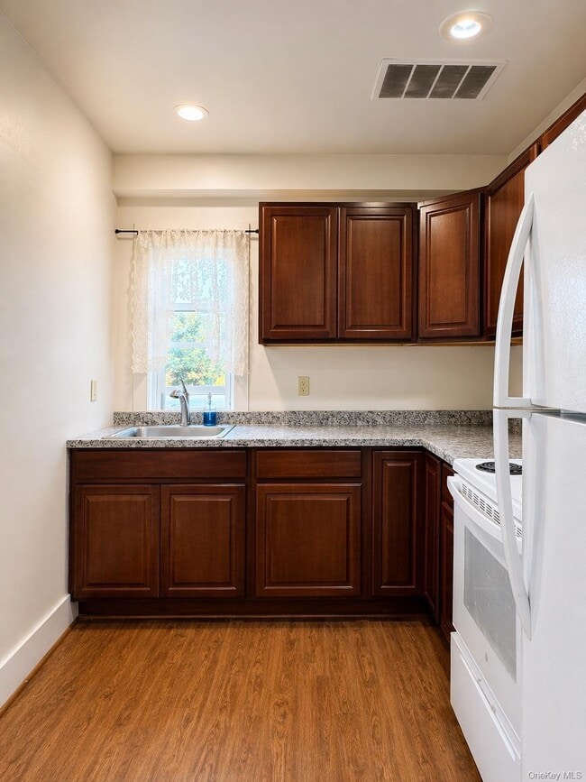 Building Photo - 504 Broadway