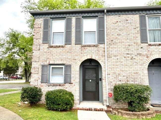 Building Photo - Newly Remodeled Condo/Townhouse!