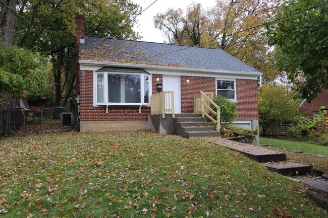 Building Photo - 2 Bedroom 1 Bathroom Multi Story Single Fa...