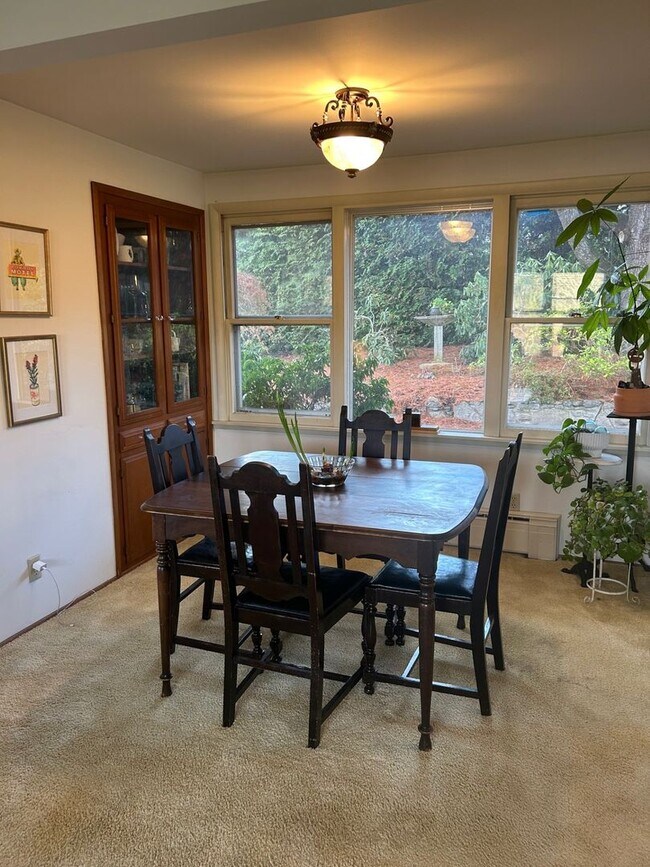 Photo - 261 Eagle Pl NE