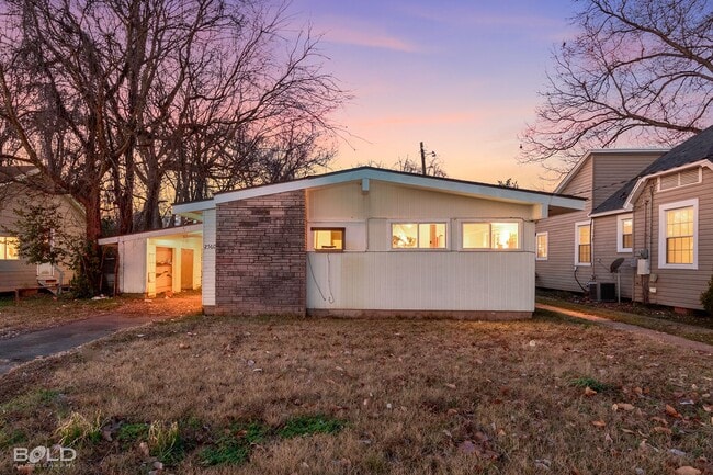 Building Photo - 2560 Lamar St