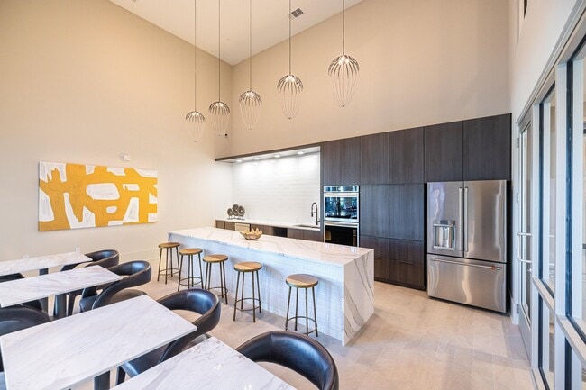 Casa club con cocinas y áreas de descanso - The Parian Luxury Apartments