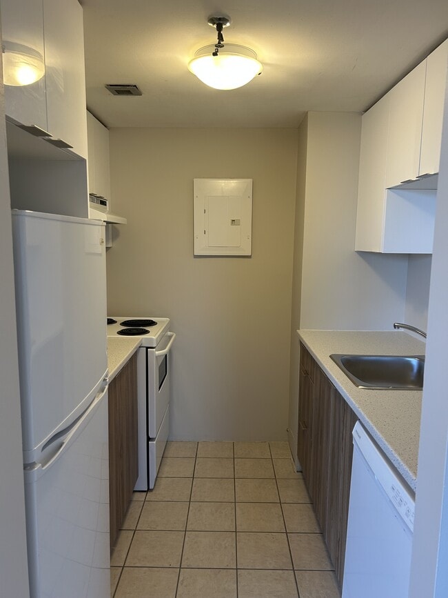 Building Photo - 1157-1157 Tower Rd Unit 601