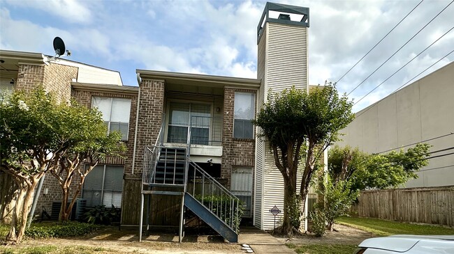 Building Photo - 3900 Woodchase Dr Unit 92
