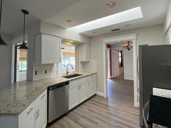 Photo - 10123 Bay Ave