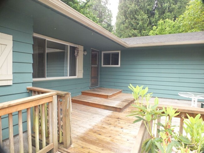 Building Photo - West Linn Classic