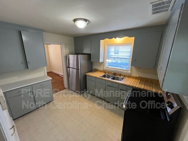 Building Photo - 1932 Sandhurst Dr