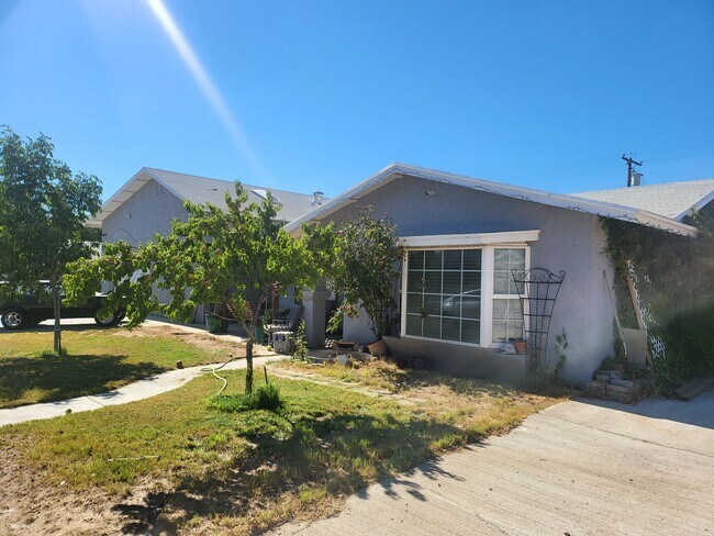 Photo - 2630 E Snavely Ave