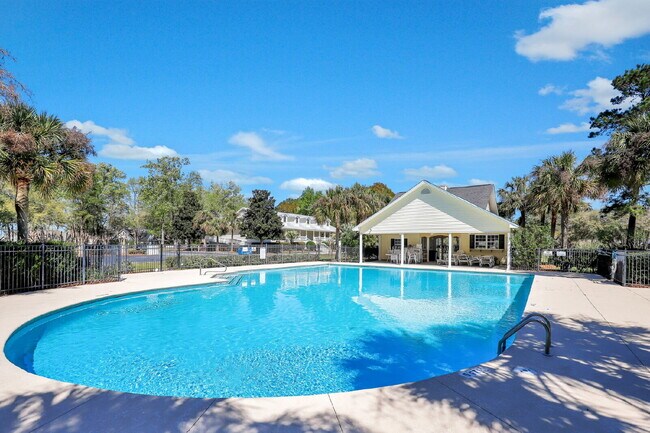 Photo - Waterfront Community in Richmond Hill!