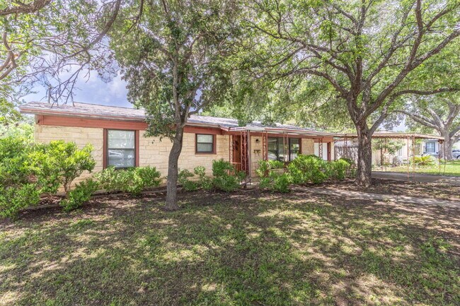 Photo - 422 Sandalwood Ln