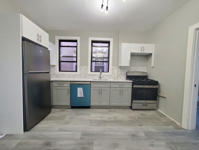 Building Photo - 133 W 54th St Unit 3