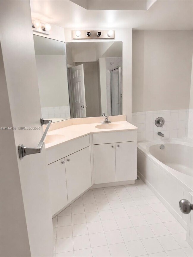 Photo - 17145 N Bay Rd Unidad 4307