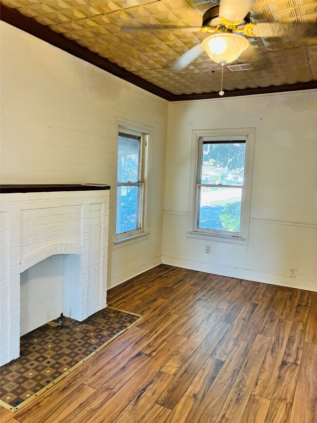 Photo - 702 Caplin St