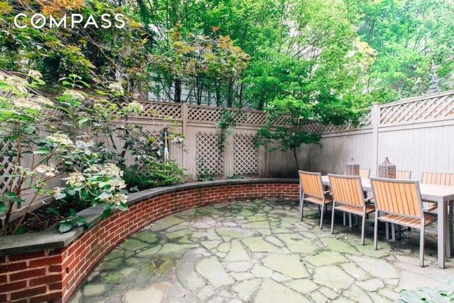 Building Photo - 27 W 87th St