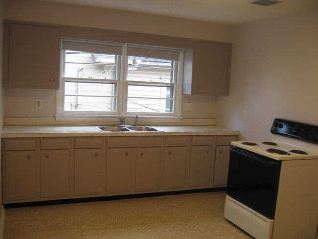 737 1/2 Winchester Ave Unit 0
