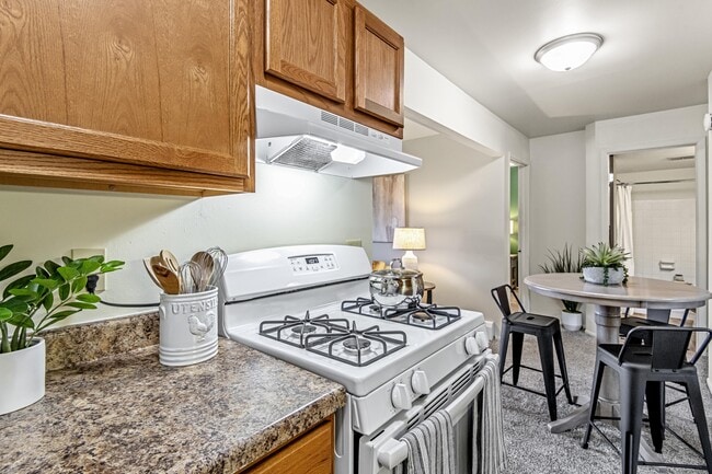 Creekwood Apartments Kitchen - Creekwood Apartments