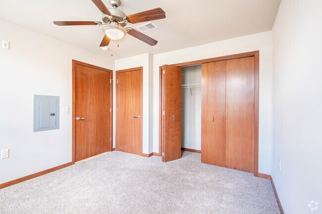 1BR, 1BA - 749SF