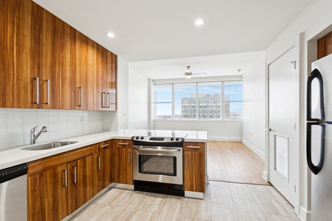 1BR, 1BA 790SF - Kitchen - 925 Common