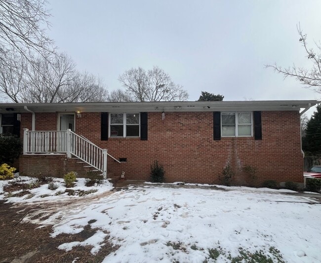 Building Photo - Newley Remodeled!