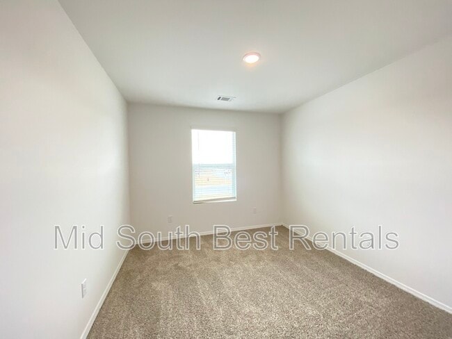 Photo - 92 Kelton Ln